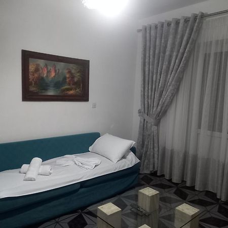 Goni Guest House Sarandë Exteriör bild