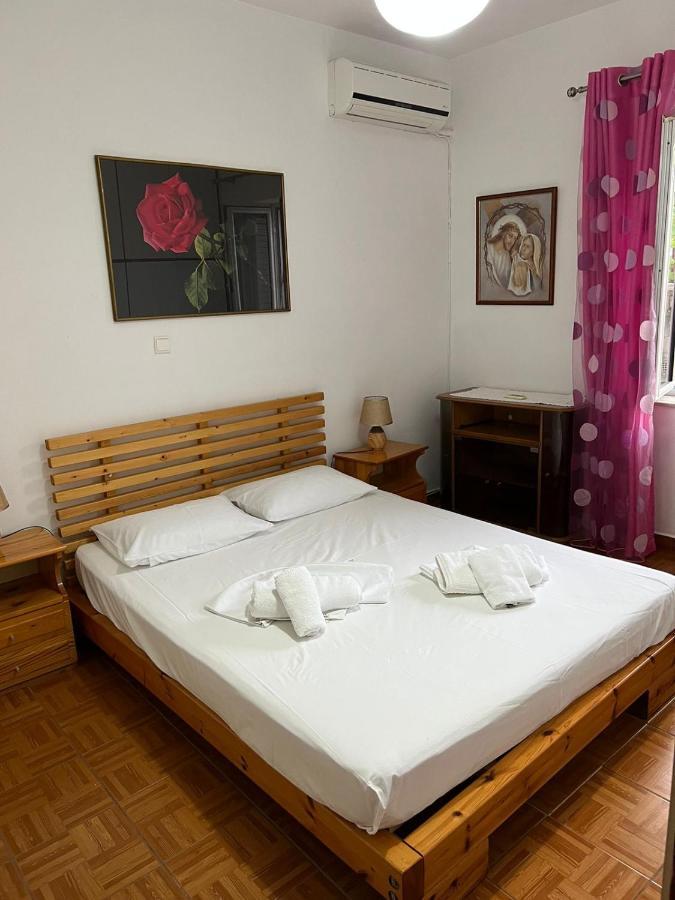 Goni Guest House Sarandë Exteriör bild